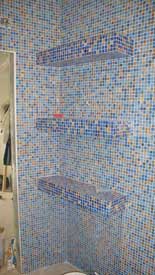 Полки и стены ванной комнаты, отделанные мозаикой