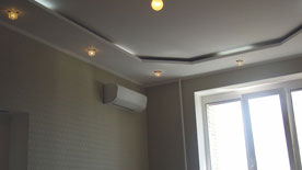Рельефный потолок со встроенными светильниками, окно, кондиционер 