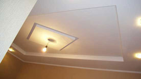 Рельефный потолок со встроенными светильниками