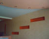 Потолок со встроенными галогеновыми светильниками и часть стены с нишей (фото сделано при естественном освещении)