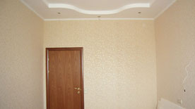 Рельефный потолок, встроенное потолочное освещение, дверь и отделка стен