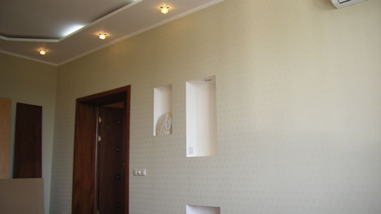 Отделка гостиной: Потолочные ниши и освещение, стенные ниши